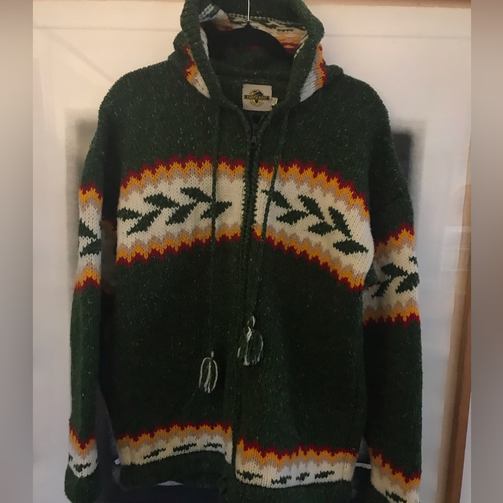 Hunter Green Earthragz Hoodie$45 ($149 Retail)
Size: XL (fits more like a Large)